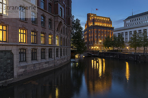 Der Laeiszhof und die Patriotische Gesellschaft Kontorhaeuser in der Abenddämmerung  Hamburg  Deutschland