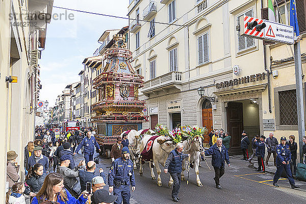 Ein geschmückter Ochsenkarren für das Fest Explosion des Karrens (Scoppio del Carro)  bei dem am Ostersonntag ein Karren mit Pyrotechnik gezündet wird  Florenz  Toskana  Italien