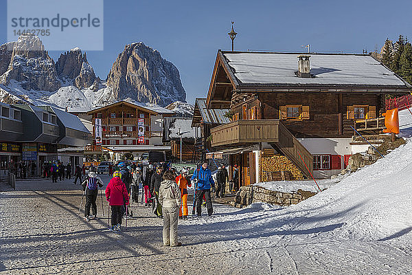 Skidorf Pecol und Grohmannspitze Punta Grohmann im Winter  Canazei  Val di Fassa  Trentino  Italien