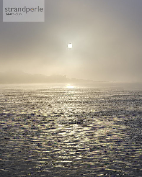 Die Sonne scheint durch dichten Nebel an der Strandpromenade von Exmouth  Devon  England  Vereinigtes Königreich