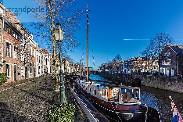 Die Gracht entlang der Handelskade  Den Bosch  Niederlande