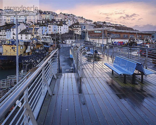 Nasse Teakholzbeläge und Bänke des erhöhten nautischen Aussichtspunkts für den Hafen von Brixham  Devon  England  Vereinigtes Königreich