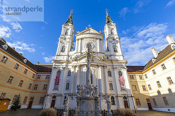 Ansicht der katholischen Kirche Maria Treu am Jodok Fink Platz  Wien  Österreich