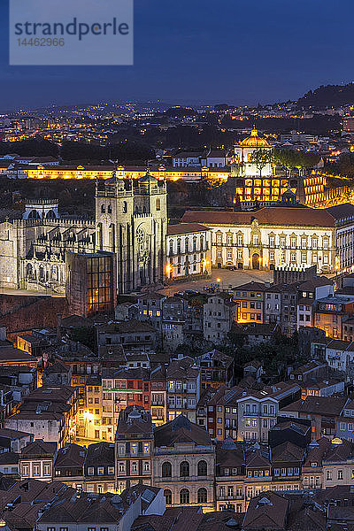 Blick vom Glockenturm der Clerigos-Kirche über die Altstadt  Porto  Portugal