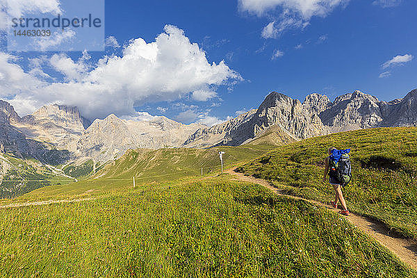 Wanderer auf einem Weg in der Nähe des San-Nicolo-Passes  Fassa-Tal  Trentino  Dolomiten  Italien