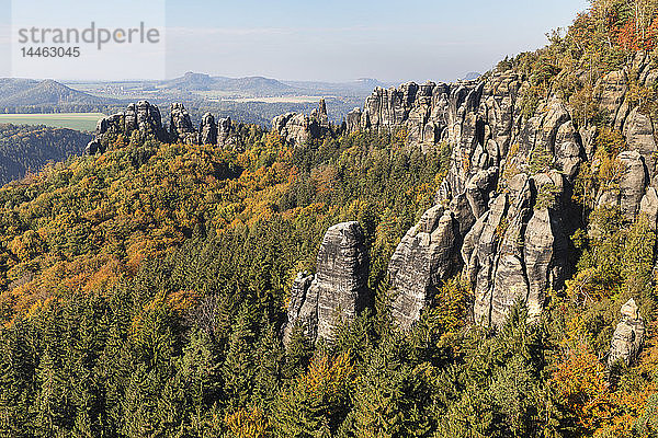 Schrammsteine im Herbst im Elbsandsteingebirge  Deutschland