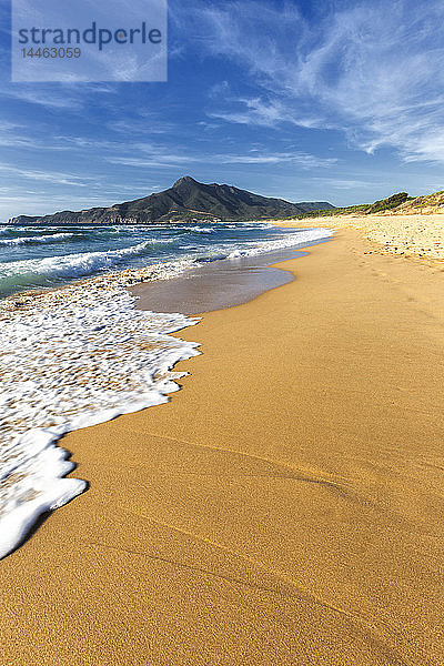 Wellen am Sandstrand von San Nicolao  Buggerru  Provinz Sud Sardegna  Sardinien  Italien  Mittelmeer  Europa