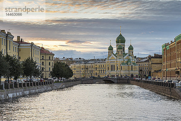 Stadtbild mit der Kirche St. Isidor in St. Petersburg  Russland