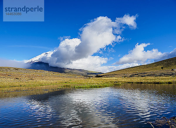 Vulkan Cotopaxi in Wolken  Nationalpark Cotopaxi  Provinz Cotopaxi  Ecuador  Südamerika