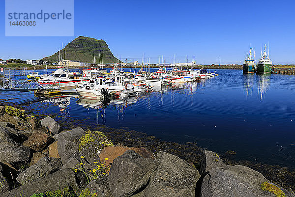Hafen am Berg Kirkjufell in Grundarfjordur  Island