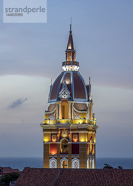 Metropolitan-Kathedrale Basilika der Heiligen Katharina von Alexandria  Turm in der Abenddämmerung  Cartagena  Departement Bolivar  Kolumbien  Südamerika