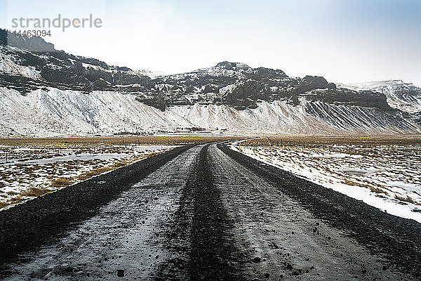 Ringstraße  die Autobahn Nr. 1 in Island  die um die ganze Insel herumführt  Island  Polarregionen
