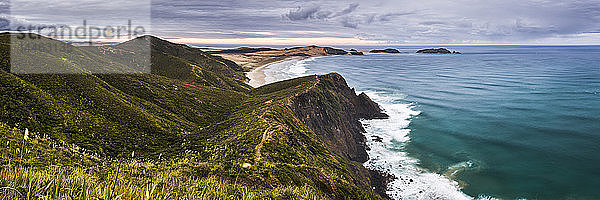 Te Werahi Beach bei Sonnenaufgang  mit Te Paki Coastal Track Pfad sichtbar  Cape Reinga  Nordinsel  Neuseeland  Pazifik