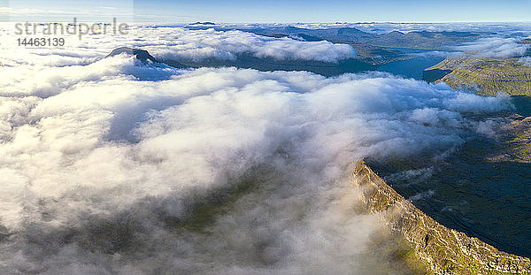 Luftaufnahme von Wolken auf den felsigen Gipfeln der Berge Skaelingsfjall und Sornfelli  Insel Streymoy  Färöer  Dänemark