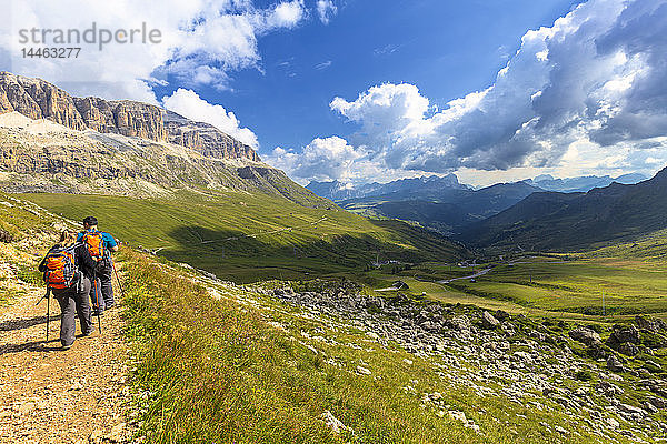 Wanderer auf einem Weg in der Nähe des Pordoijochs  Fassatal  Trentino  Dolomiten  Italien