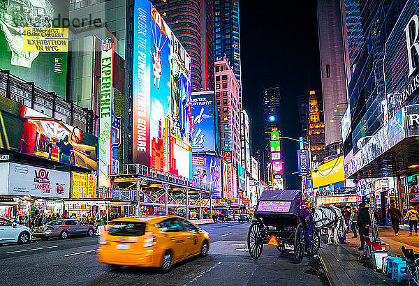 Die hellen Lichter des Times Square in New York City mit einem ikonischen gelben Taxi  das durchfährt  New York  Vereinigte Staaten von Amerika  Nordamerika