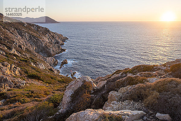 Dramatische Küstenlinie in Calvi an der Nordwestküste  Korsika  Frankreich  Mittelmeer