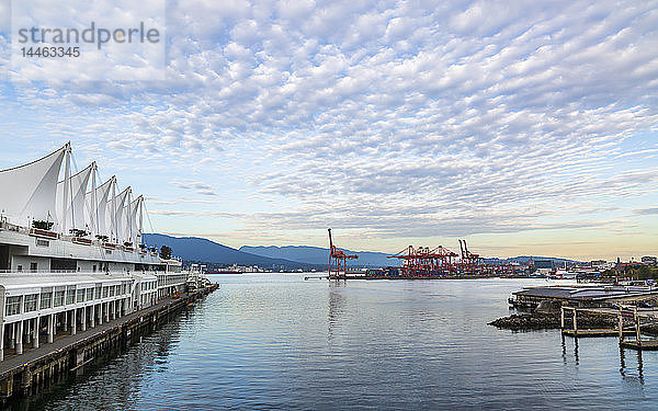 Blick auf Nord-Vancouver  Waterfront und Hafen vom Canada Place in der Abenddämmerung  Vancouver  British Columbia  Kanada  Nordamerika