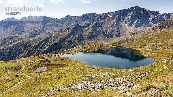 Ein See auf der Spitze des Gavia-Passes  Italienische Alpen  Lombardei  Italien