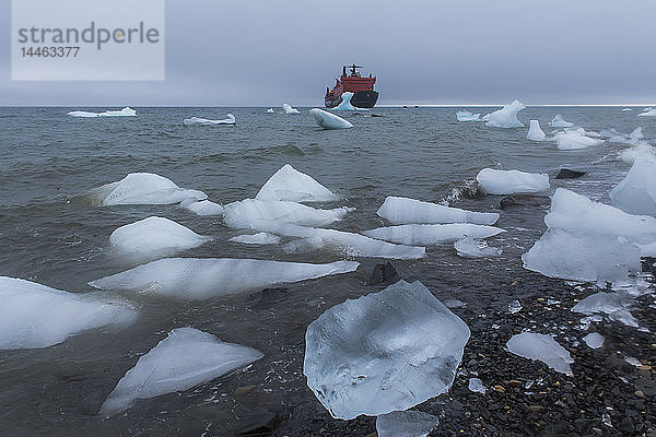 Eisbrecher beim Ankern hinter einem Eisberg  Insel Champ  Archipel Franz Josef Land  Gebiet Archangelsk  Arktis  Russland