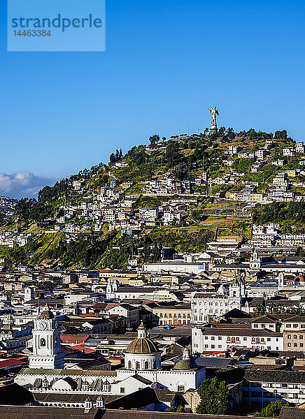 Blick über die Altstadt in Richtung El Panecillo Hill  Quito  Provinz Pichincha  Ecuador  Südamerika