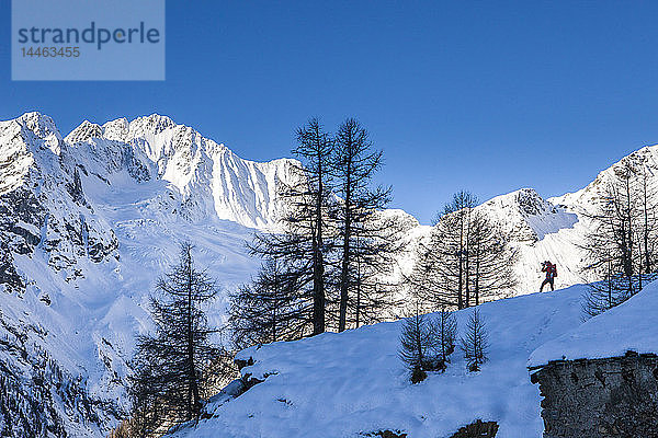 Fotograf am Fuß des verschneiten Monte Vazzeda  Alpe dell'Oro  Valmalenco  Valtellina  Provinz Sondrio  Lombardei  Italien