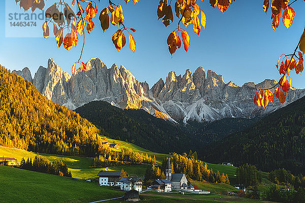 Santa Maddalena und die Geislergruppe bei Sonnenuntergang im Herbst  Fünser Tal (Val di Funes)  Trentino Alto Adige-Südtirol  Dolomiten  Italien