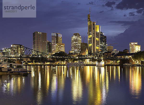 Skyline und Eiserner Steg in der Abenddämmerung  Frankfurt  Hessen  Deutschland