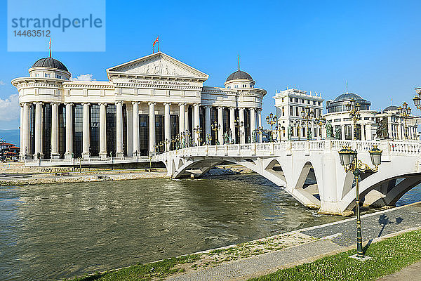 Archäologisches Museum von Mazedonien am Fluss Vardar und Augenbrücke  Skopje  Mazedonien