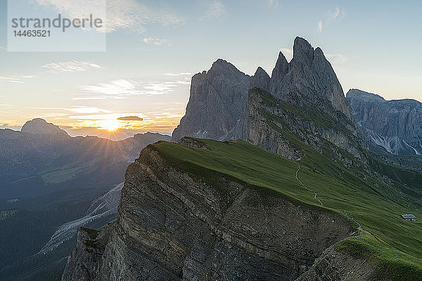 Der Berg Seceda bei Sonnenaufgang in Italien