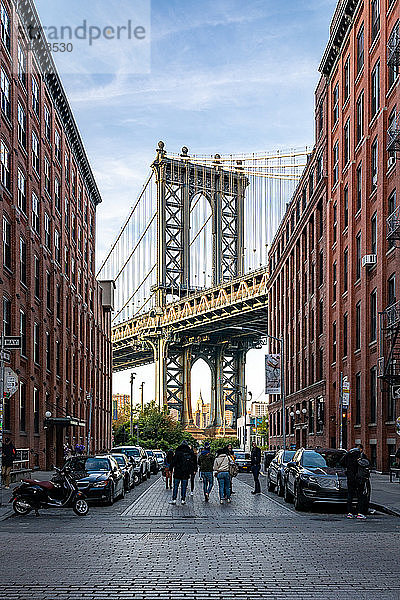 Manhattan Bridge mit dem Empire State Building durch die Bögen  gesehen von der Washington Street in Brooklyn  New York  Vereinigte Staaten von Amerika  Nordamerika