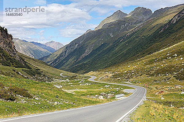 Kurvenreiche Straße auf der Silvretta-Hochalpenstraße  einem Pass in den österreichischen Alpen  Tirol  Österreich