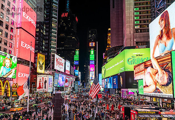 Das Chaos und die Lichter des Times Square in New York City  New York  Vereinigte Staaten von Amerika  Nordamerika
