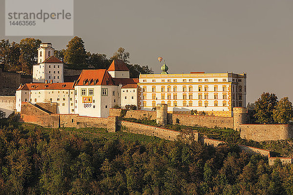 Festung Veste Oberhaus bei Sonnenuntergang in Passau  Deutschland