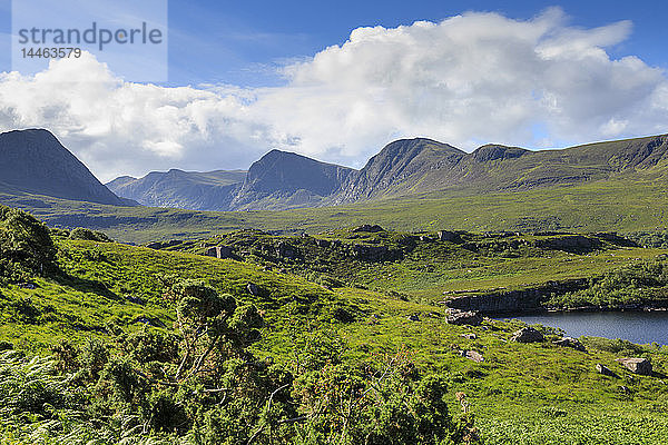 Berge bei Feldern in Coigach  Schottland