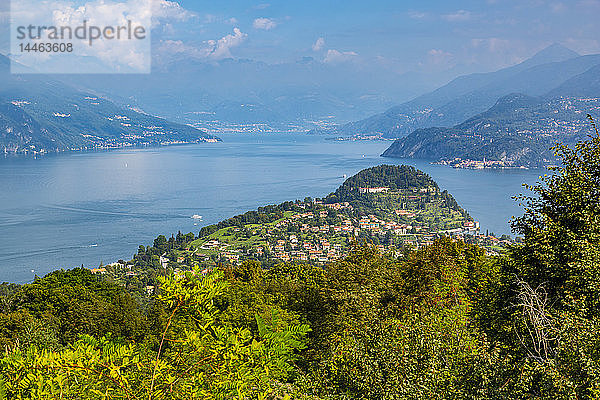 Blick auf Bellagio  Comer See und Vezio in der Ferne  Provinz Como  Comer See  Lombardei  Italienische Seen  Italien