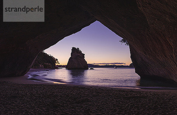 Cathedral Cove bei Sonnenuntergang. Coromandel-Halbinsel  Nordinsel  Neuseeland