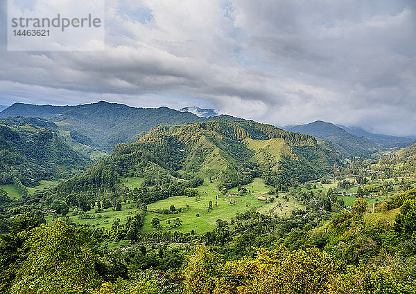 Landschaft des Quindio-Flusstals bei Sonnenuntergang  Salento  Departement Quindio  Kolumbien  Südamerika