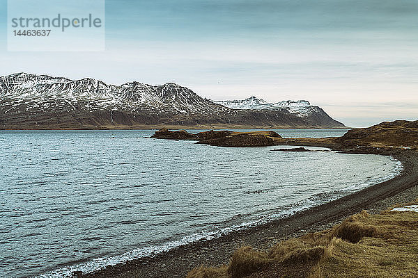 Blick auf die Berge an den Fjorden früh am Morgen an der südöstlichen Ecke Islands  Island  Polarregionen