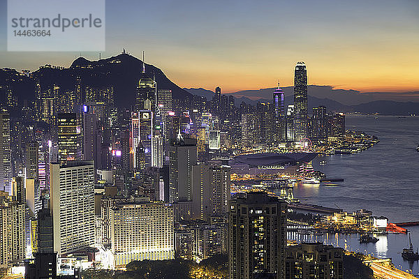 Skyline von Hongkong Island bei Sonnenuntergang  Hongkong  China