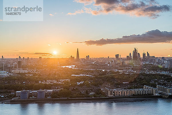 Die Sonne geht über der City of London unter  London  England  Vereinigtes Königreich