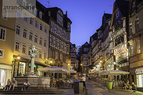 Marktplatz (Markt) in der Abenddämmerung  Marburg  Hessen  Deutschland