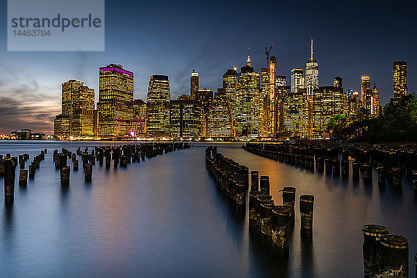 Langzeitbelichtung der Lichter von Lower Manhattan während der abendlichen blauen Stunde  gesehen vom Brooklyn Bridge Park  New York  Vereinigte Staaten von Amerika  Nordamerika