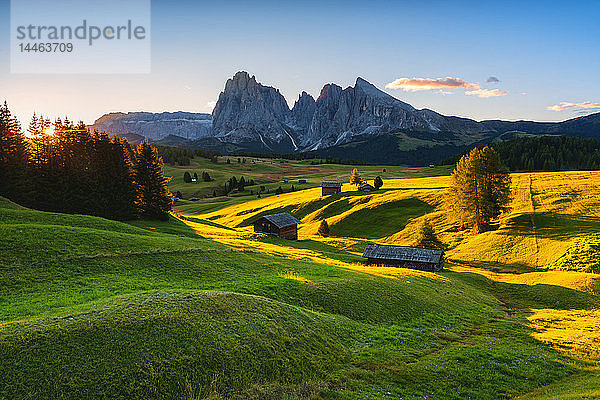 Sonnenaufgang auf der Seiser Alm  Dolomiten  UNESCO-Welterbe in Trentino-Südtirol  Italien