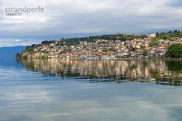 Die Altstadt von Ohrid spiegelt sich im Ohridsee  UNESCO-Weltkulturerbe  Mazedonien