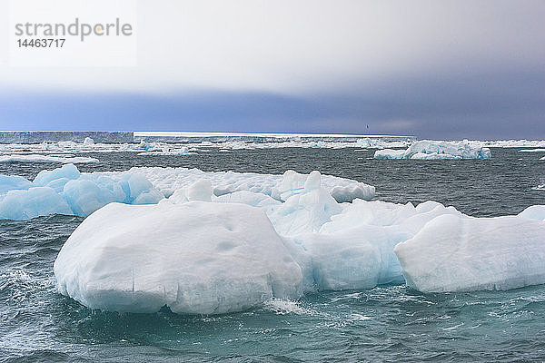 Eisberg  der in der Hinlopenstraße treibt  Insel Spitzbergen  Svalbard-Archipel  Arktis  Norwegen