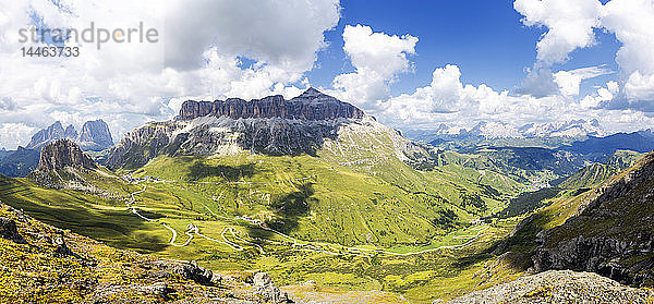 Pordoijochstraße mit Sellagruppe und Langkofelgruppe  Pordoijoch  Fassatal  Trentino  Dolomiten  Italien