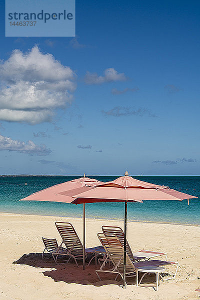 Sonnenschirme am Strand von Grace Bay  Providenciales  Turks- und Caicosinseln  Westindische Inseln  Mittelamerika