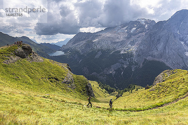 Wanderer auf dem Weg Viel del Pan in der Nähe des Pordoi-Passes  Fassa-Tal  Trentino  Dolomiten  Italien