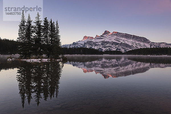 Sonnenaufgang am Two Jack Lake mit Mount Rundle  Banff National Park  UNESCO Weltkulturerbe  Alberta  Kanadische Rockies  Kanada  Nordamerika